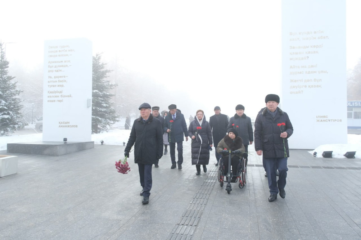 Жители Алматы возложили цветы к мемориалу «Тағзым»