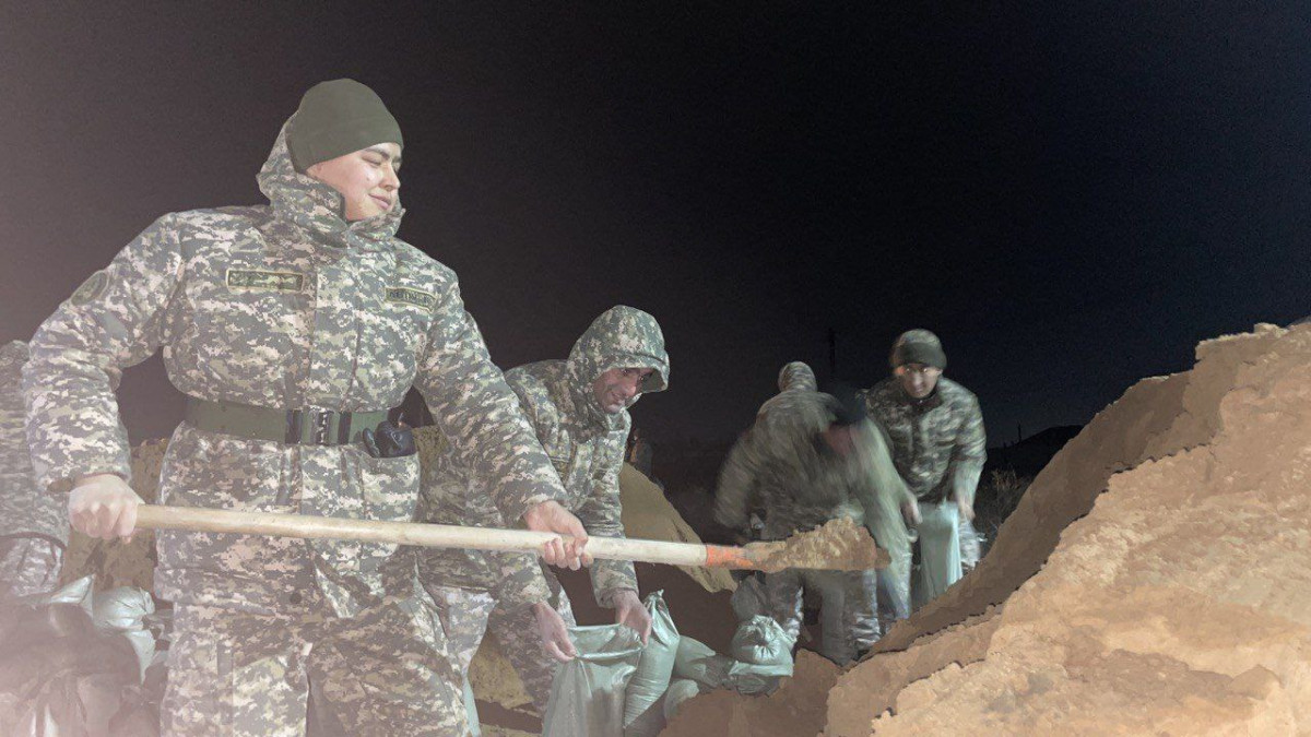 Военные и волонтеры помогают бороться с паводками в Туркестанской области