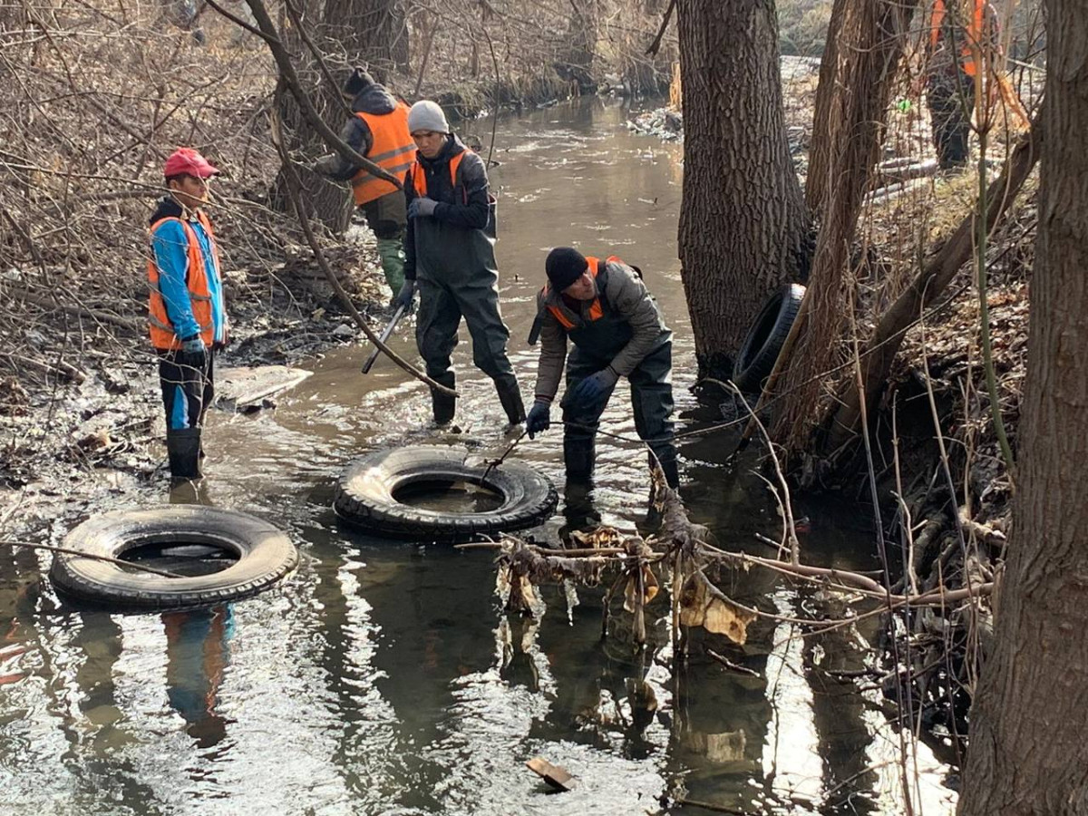 В Алматы в ходе учений МЧС, очистили русло реки Есентай