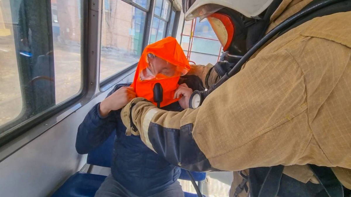 Спасатели в ходе учений «подожгли» трамвай