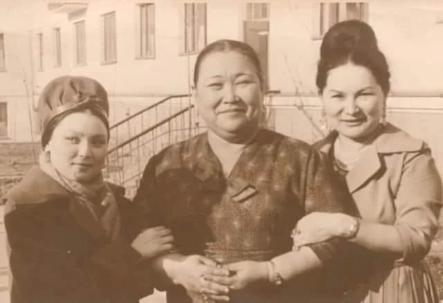 <em>суретте: Роза Бағланова, Жамал Омарова, Шара Жиенқұлова zhamal_omarova_парақшасынан&nbsp;</em>