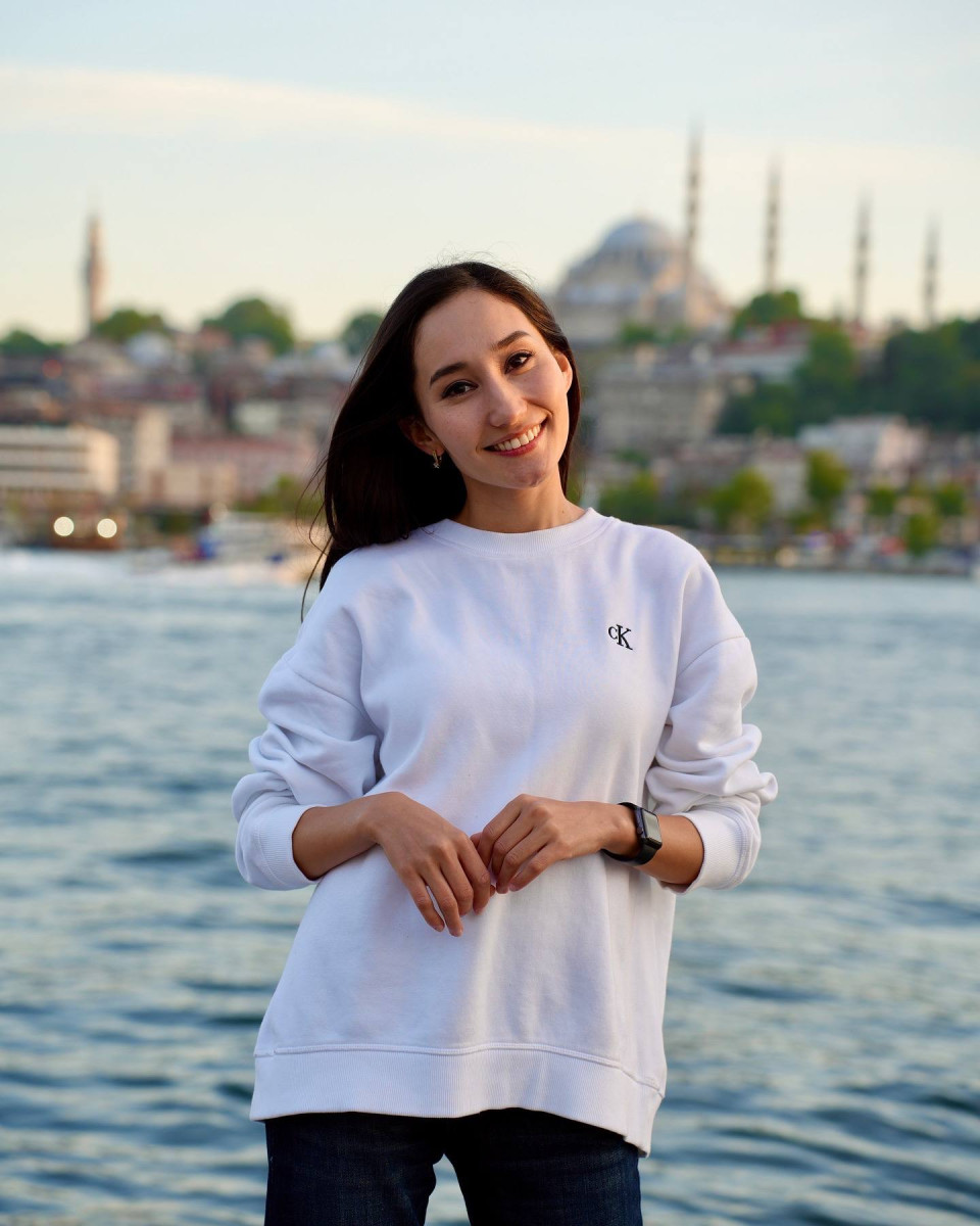 Шетел әндерін қазақша орындайтын журналист желіде хитке айналды