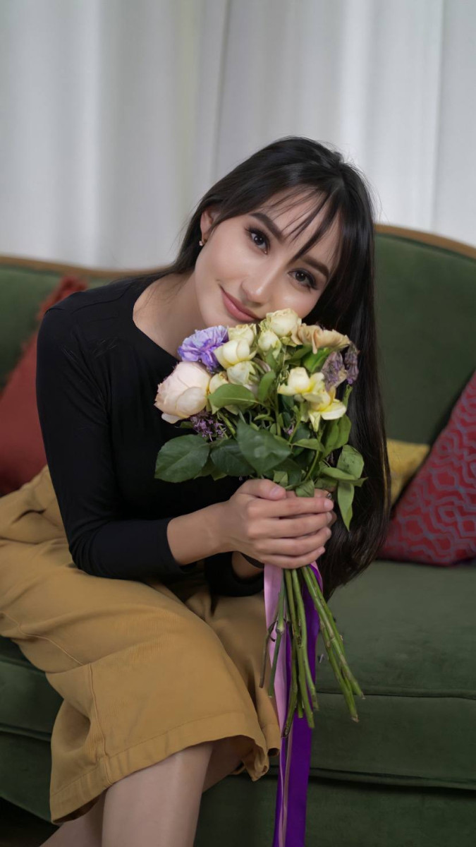 Шетел әндерін қазақша орындайтын журналист желіде хитке айналды