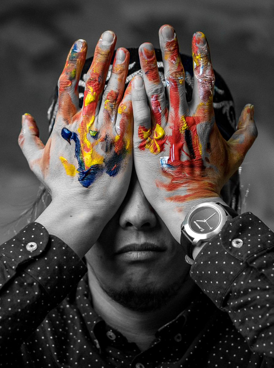 Көзін байлап сурет салатын суретші енді кино әлемін бағындырмақ Көзін байлап сурет салатын суретші енді кино әлемін бағындырмақ