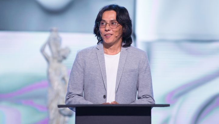 Көзін байлап сурет салатын суретші енді кино әлемін бағындырмақ Көзін байлап сурет салатын суретші енді кино әлемін бағындырмақ