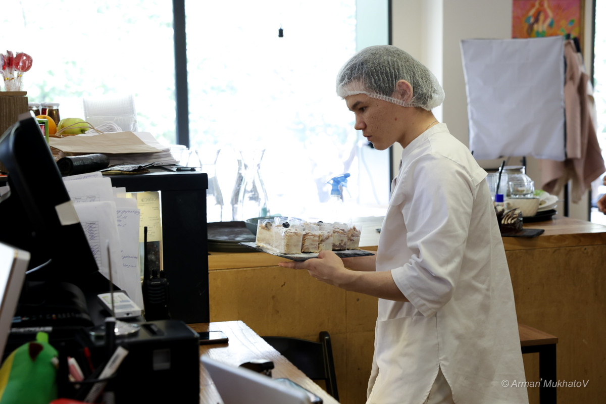 Айына жарты миллион теңге табатын жас шеф-кондитер құпиясымен бөлісті Айына жарты миллион теңге табатын жас шеф-кондитер құпиясымен бөлісті