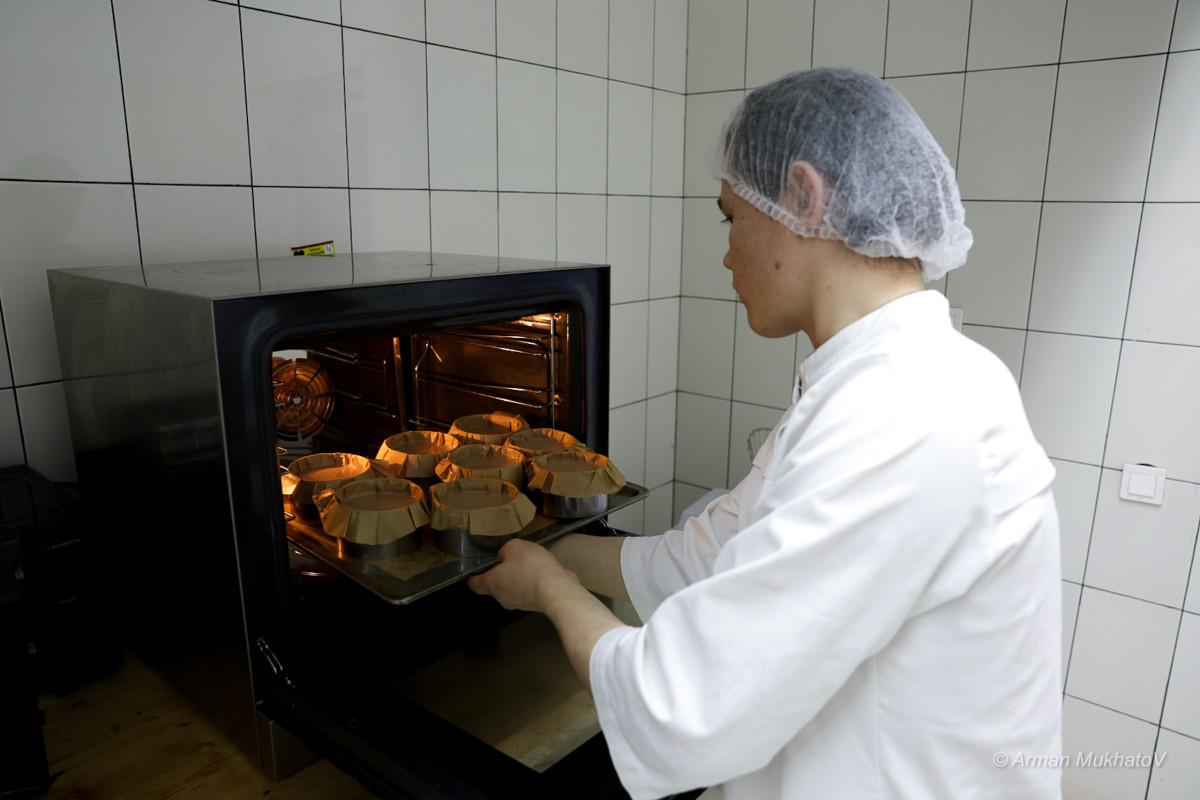 Айына жарты миллион теңге табатын жас шеф-кондитер құпиясымен бөлісті Айына жарты миллион теңге табатын жас шеф-кондитер құпиясымен бөлісті