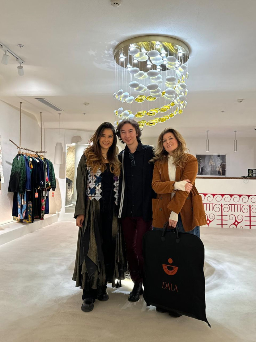 Дженнифер Лопестің сахналық киімдерін қайта жаңартқан қазақстандық дизайнерлермен сұхбат