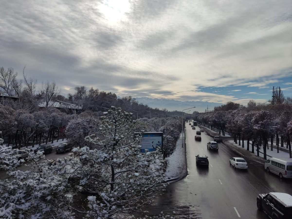 В Алматы выпал снег