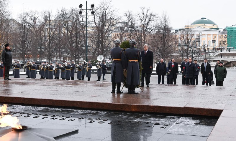 Токаев возложил цветы к памятнику неизвестного солдата в Москве