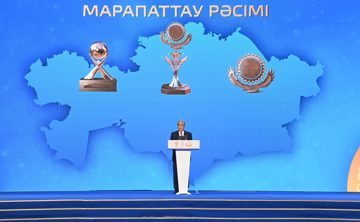 Глава государства наградил победителей конкурсов «Алтын сапа» и «Парыз»