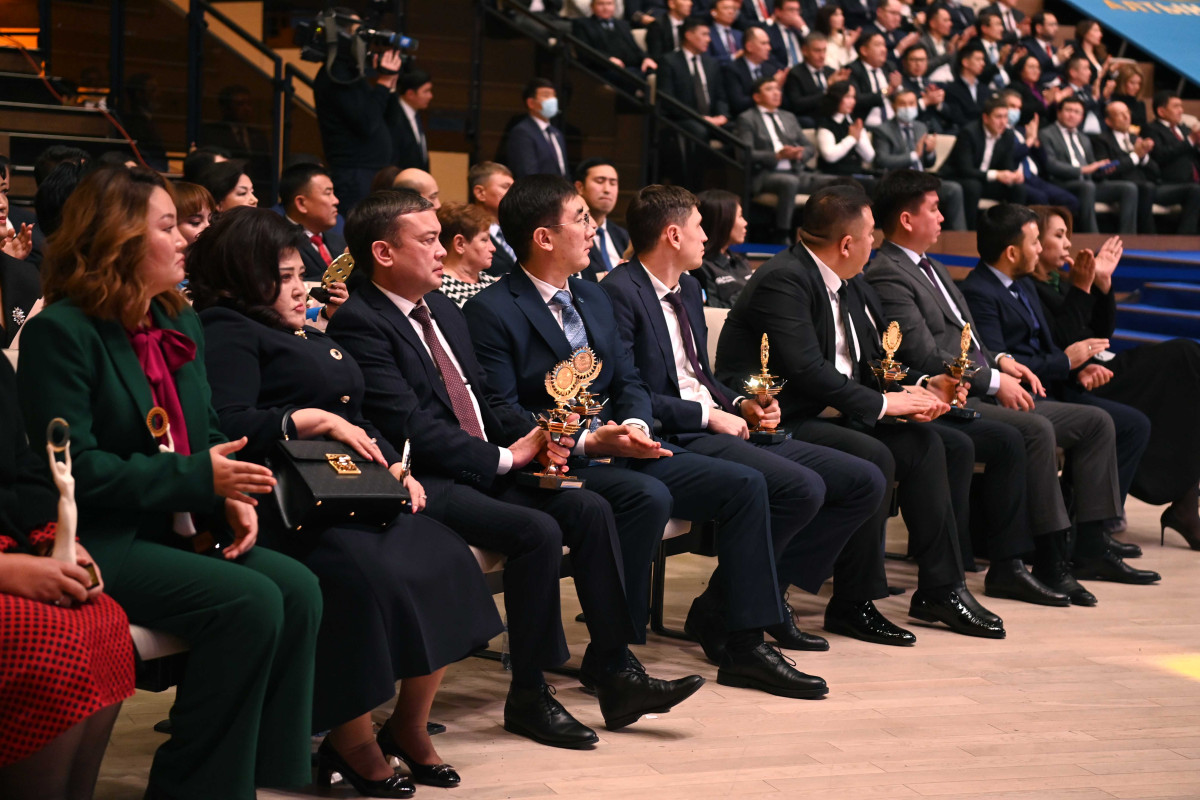 Глава государства наградил победителей конкурсов «Алтын сапа» и «Парыз»