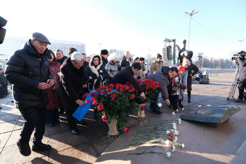 В Алматы возложили цветы к монументу Независимости
