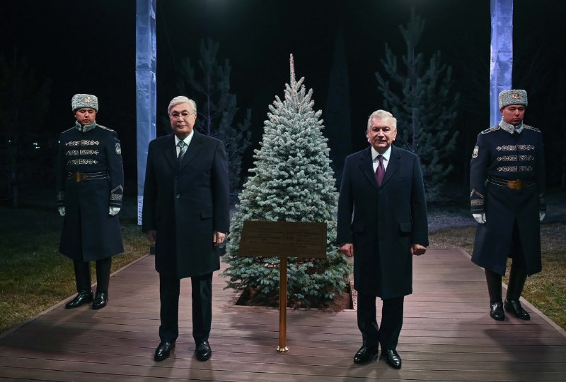 Токаев посадил дерево в резиденции Президента Узбекистана «Куксарой»