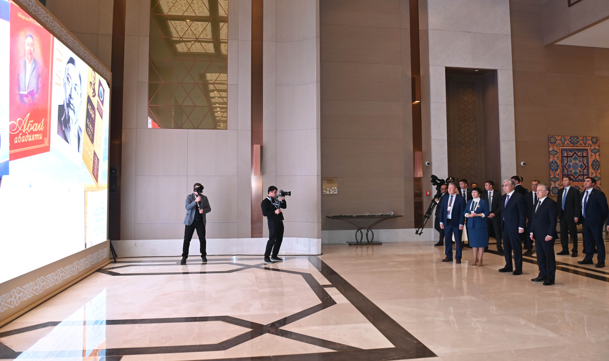 Глава государства в Ташкенте посетил выставку «Абай. Наследие братских народов»