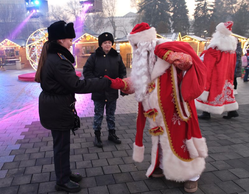 70 Дедов Морозов вышли на улицы Алматы для поздравления горожан