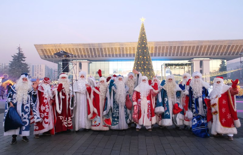 70 Дедов Морозов вышли на улицы Алматы для поздравления горожан