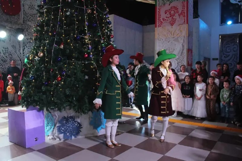 Детей казахстанских военнослужащих поздравили в кукольном театре