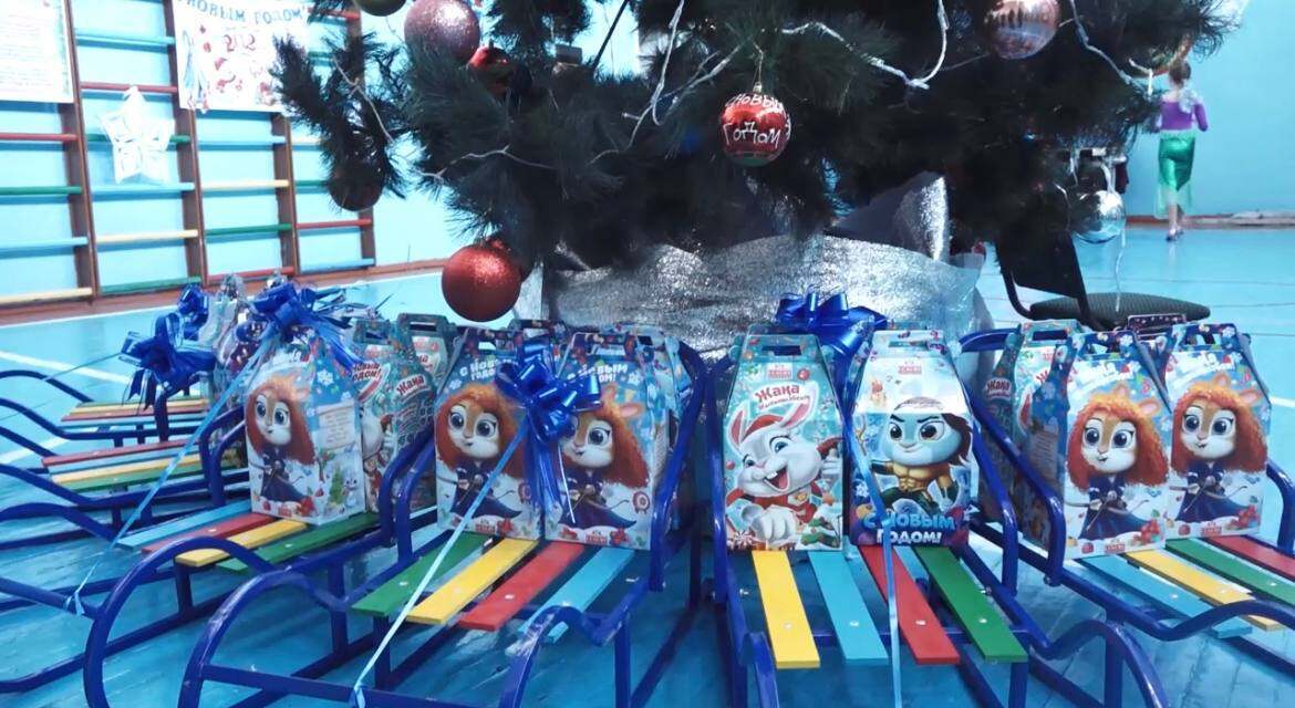 Деды Морозы в погонах: полицейские организовали праздники для детей