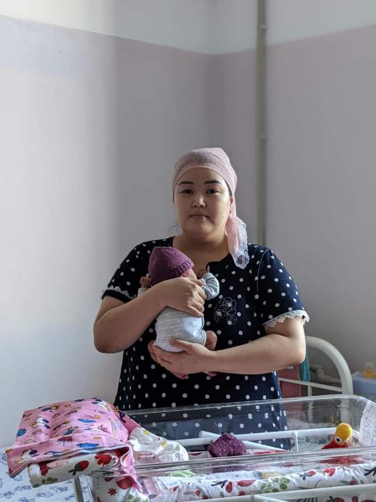 Врачи в Кызылорде выходили 700-граммовую новорожденную малышку