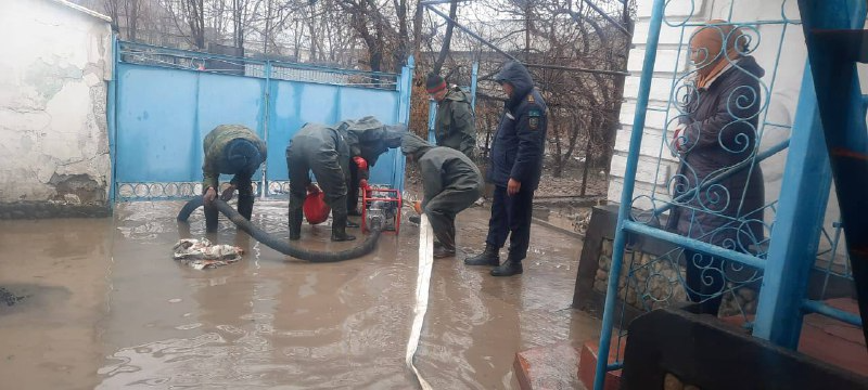 Фоторепортаж: спасатели устраняют последствия паводков в Туркестанской области