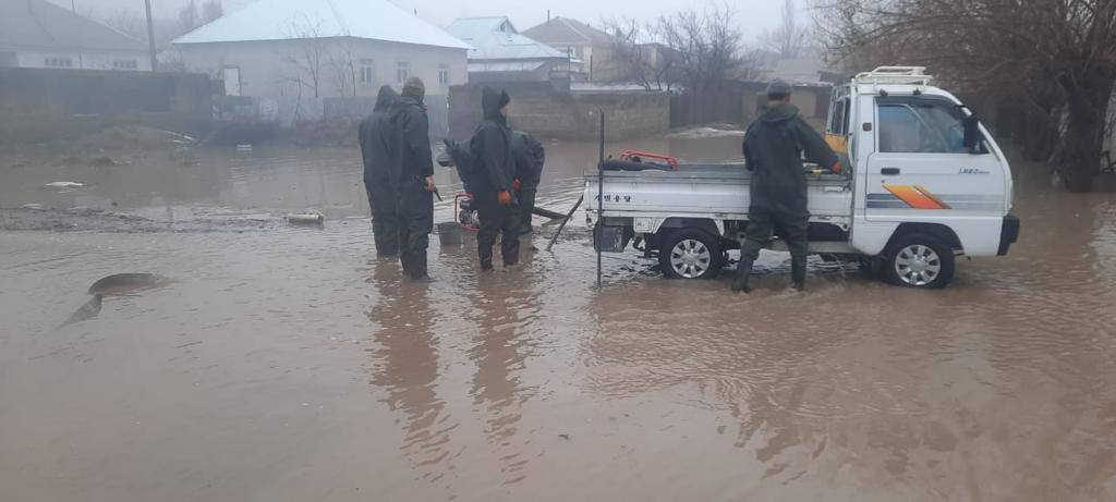 Фоторепортаж: спасатели устраняют последствия паводков в Туркестанской области