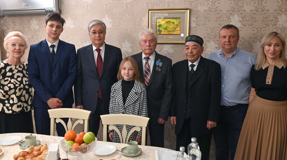 Президент поздравил со 100-летним юбилеем ветерана в Уральске