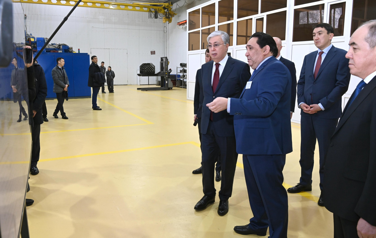 Глава государства посетил машиностроительный завод в Уральске