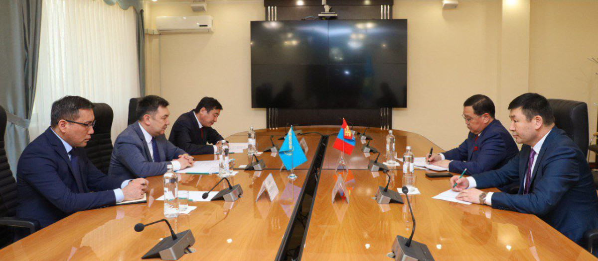 Министр информации Казахстана встретился с послами ряда стран