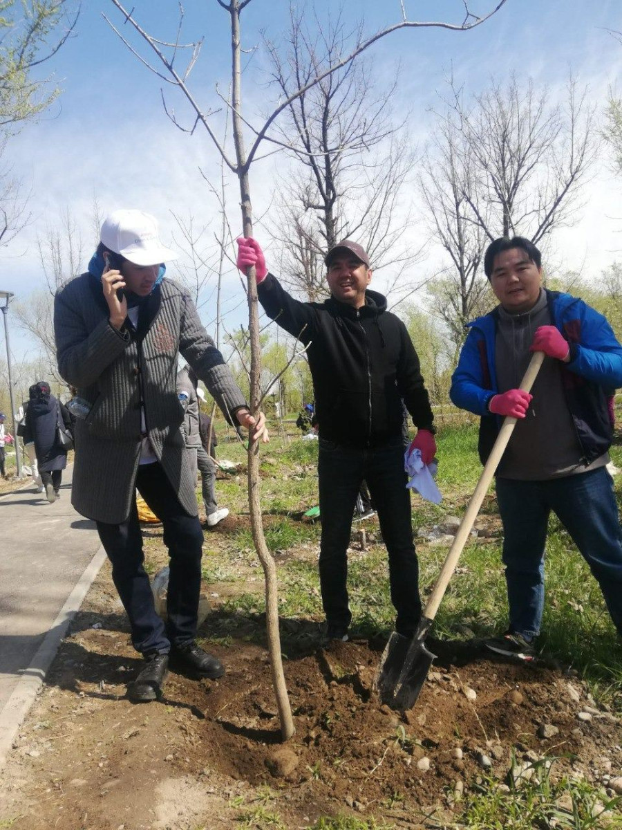 Известные казахстанцы вышли на общегородской субботник Almaty Clean & Green