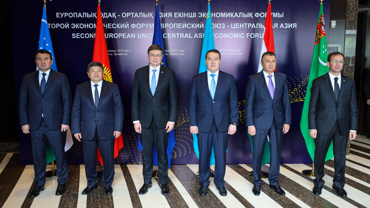 Срок прохождения транзита из Китая в Европу через Казахстан намерены сократить до 5 дней
