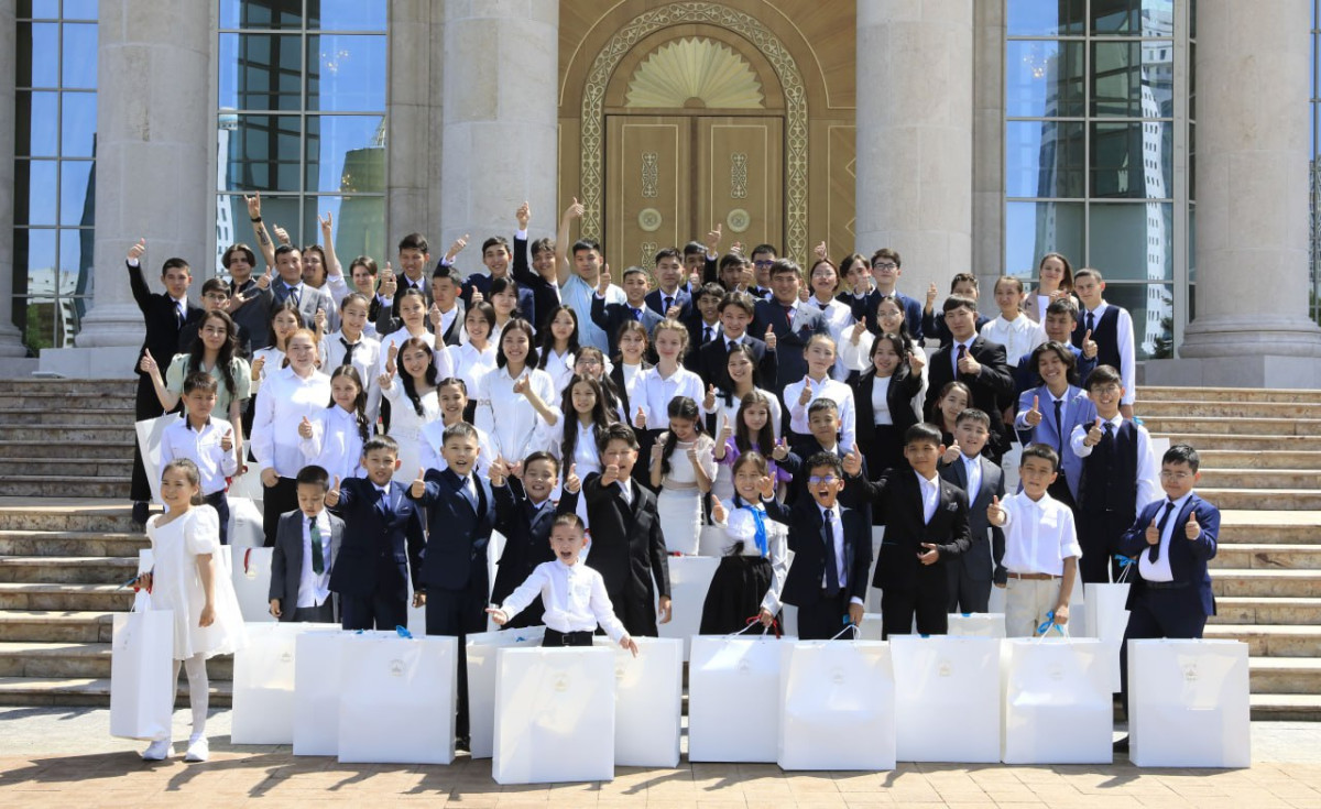 Экскурсию по Акорде организовали для 70 школьников со всего Казахстана
