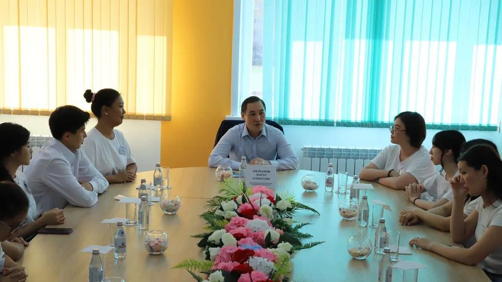 Зампред Ассамблеи народа Казахстана встретился с лидерами школьного самоуправления Астаны