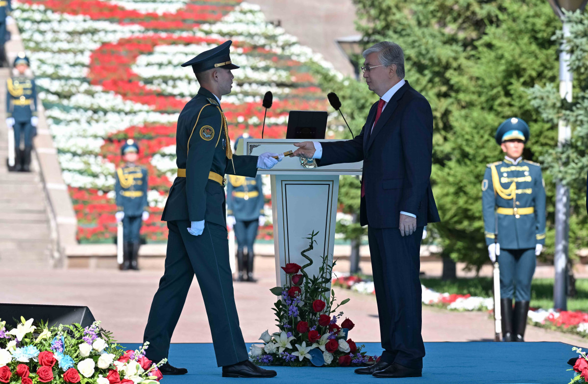 Президент принял участие в церемонии поднятия Государственного флага