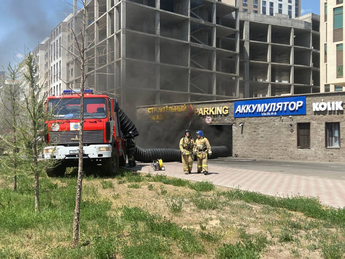 Автомобиль загорелся на паркинге одного из столичных ЖК