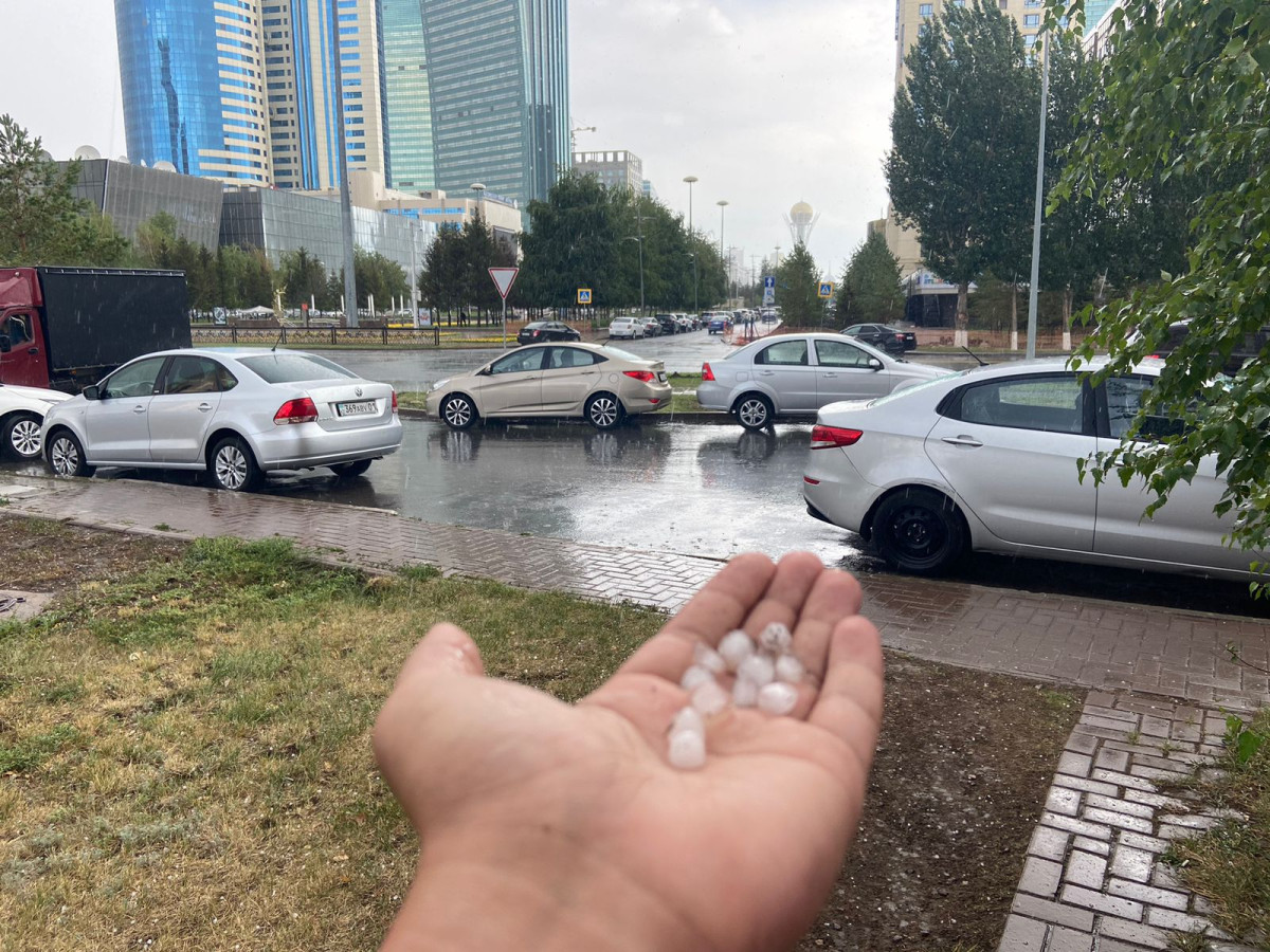 Апокалиптическая погода испугала жителей Астаны и Алматы