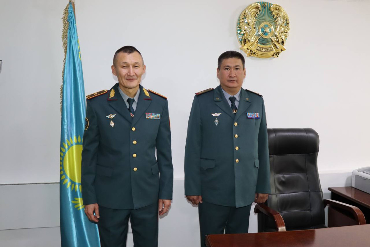 Министр по ЧС Казахстана Сырым Шарипханов торжественно попрощался с Боевым Знаменем