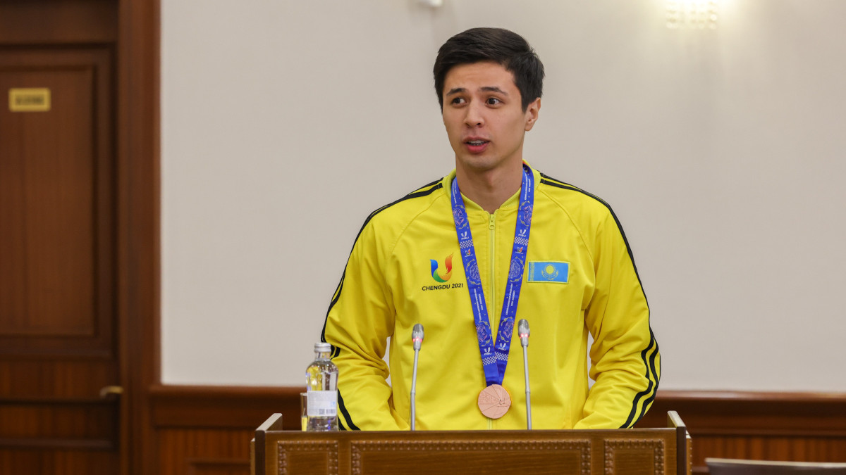 Алихан Смаилов встретился с призерами Всемирной летней Универсиады
