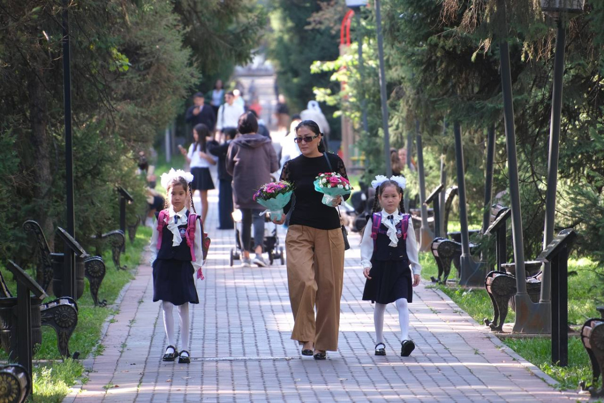 В День Знаний в Алматы более 300 тысяч школьников сели за парты