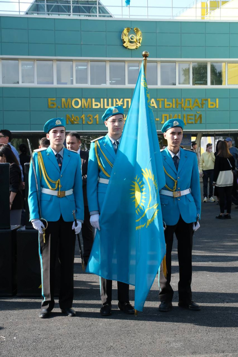 В День Знаний в Алматы более 300 тысяч школьников сели за парты