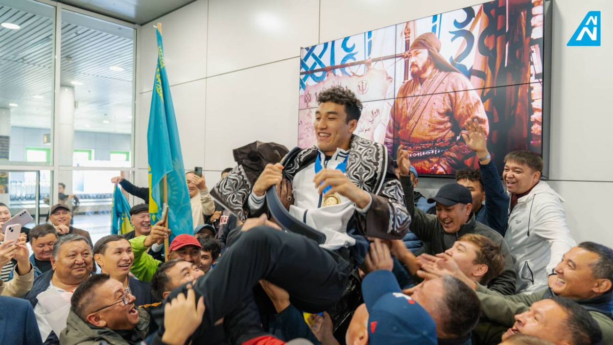 Пронесли на руках через терминал - как встречали в аэропорту Астаны чемпиона мира по вольной борьбе Ризабека Айтмухана