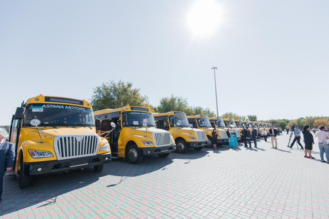 Ключи от новых школьных автобусов вручил аким Атырауской области