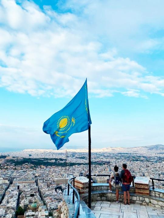 Флаг Казахстана подняли на самой высокой точке Афин – горе Ликавитос