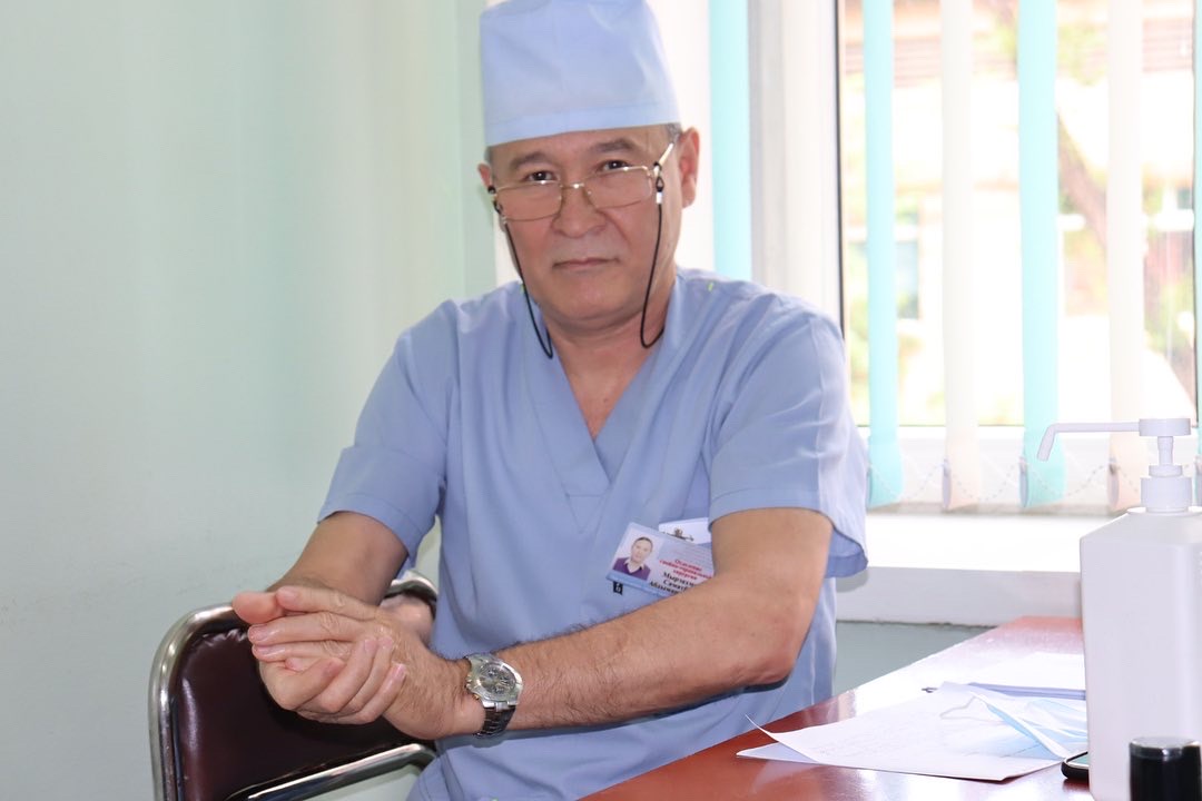 «Я переживаю за каждого пациента» - детский хирург с 35-летним стажем рассказал о сложностях профессии