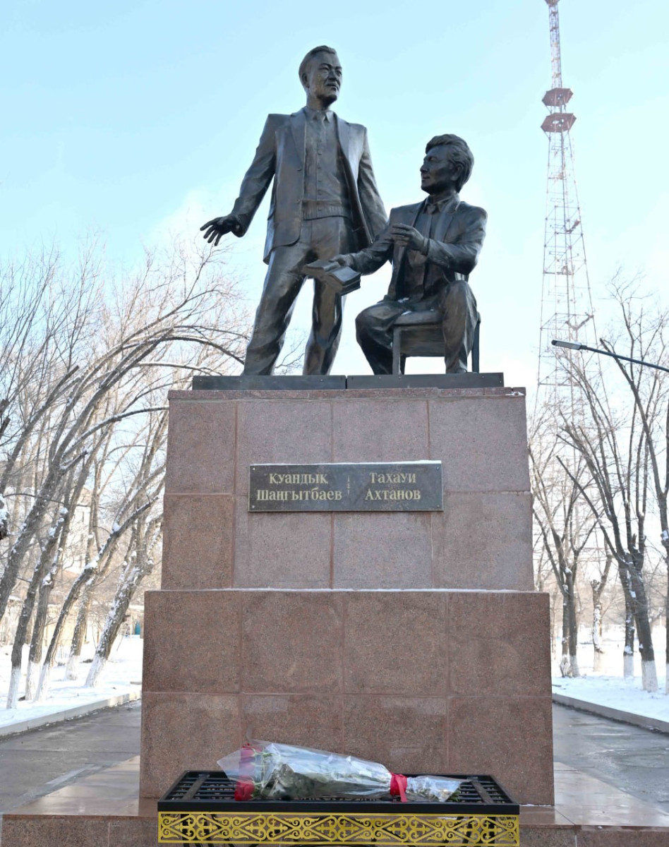 Токаев возложил цветы к памятнику Тахауи Ахтанову и Куандыку Шангитбаеву