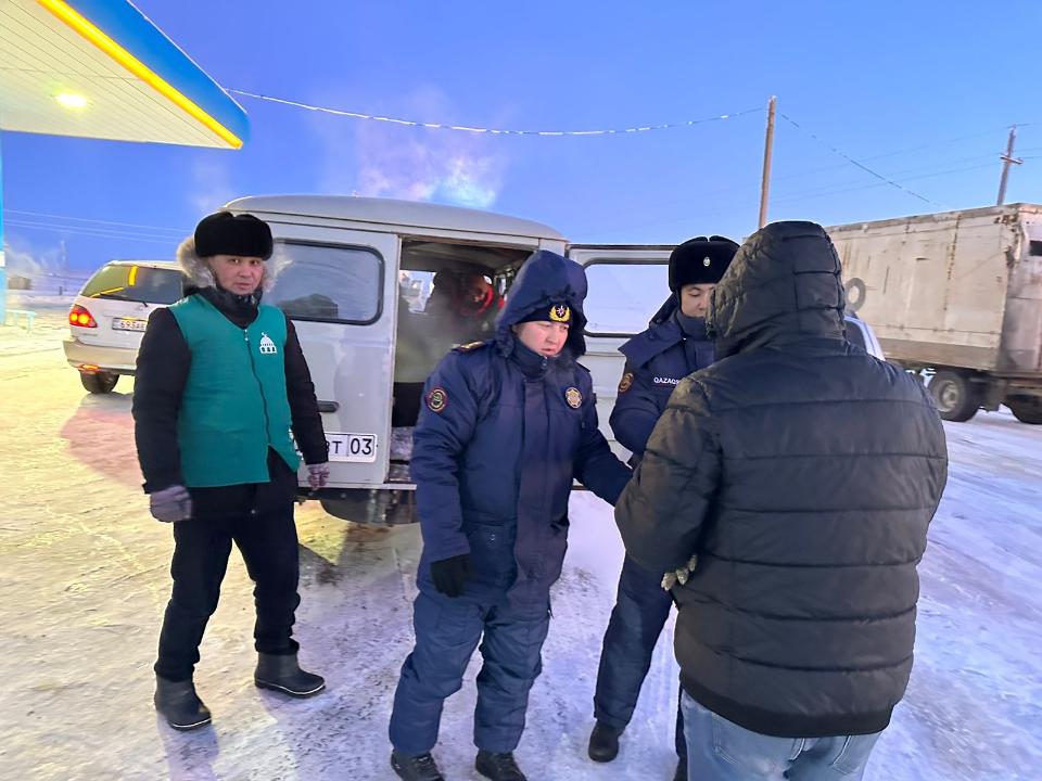 200 фур в снежном плену и сотни спасенных на дорогах – что сейчас происходит на трассах Казахстана, рассказали в МЧС