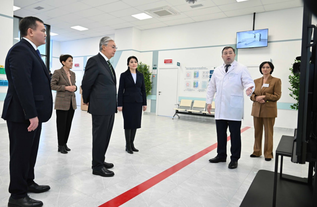 Токаев посетил новую поликлинику в Астане, в которой создается маммологический центр