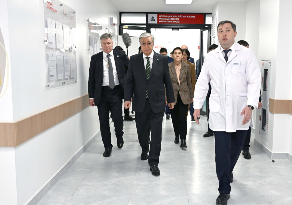 Токаев посетил новую поликлинику в Астане, в которой создается маммологический центр