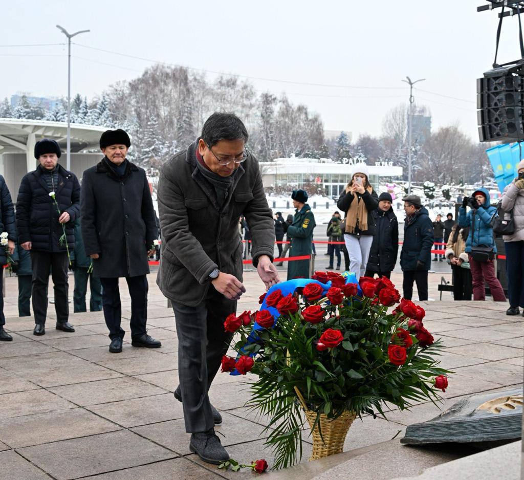 Церемония возложения цветов к монументу «Тәуелсіздік» состоялась в Алматы