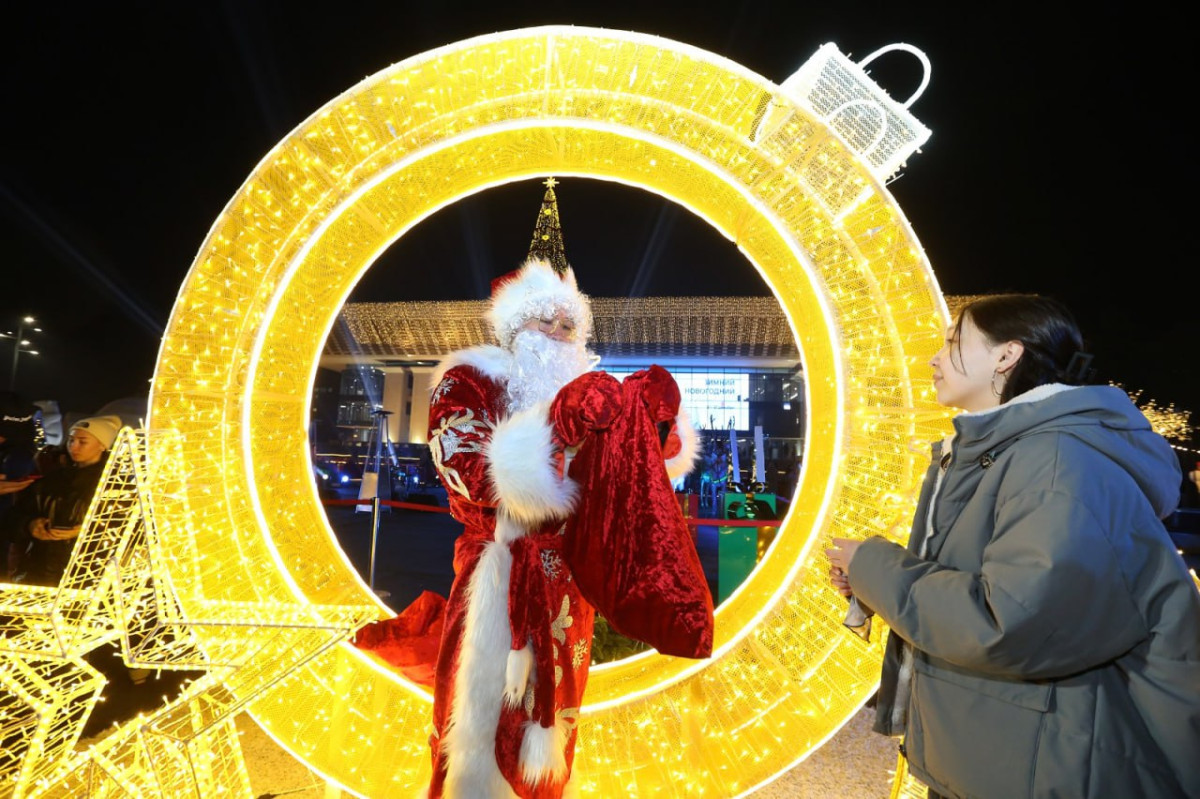 Нашествие Дедов морозов заметили в Алматы